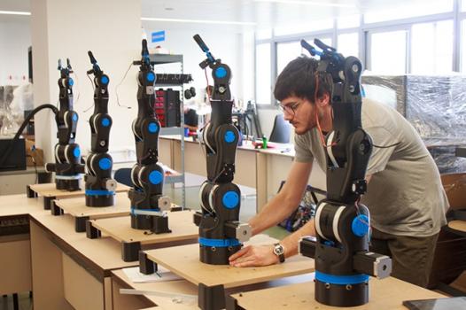 Open Source 3D Printed Robot Arm-1